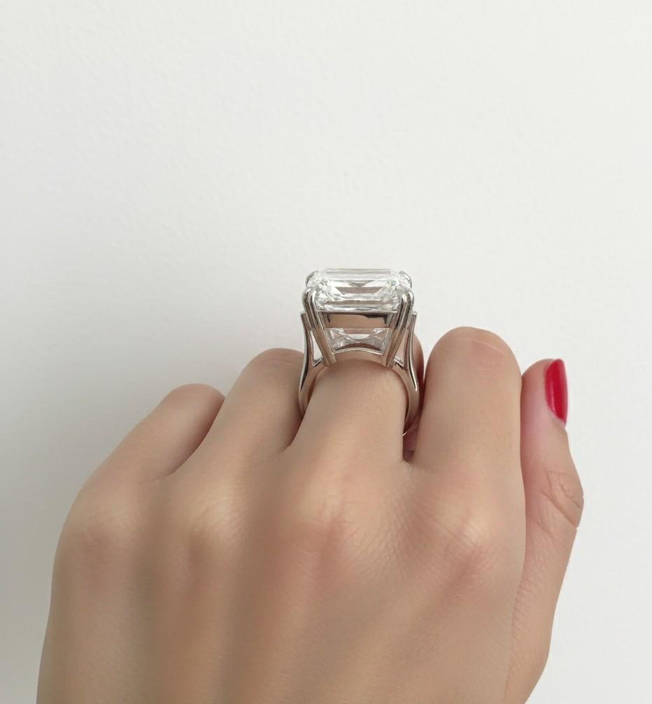 Moderno Anello con diamante taglio Asscher certificato GIA da 13.84 carati in vendita