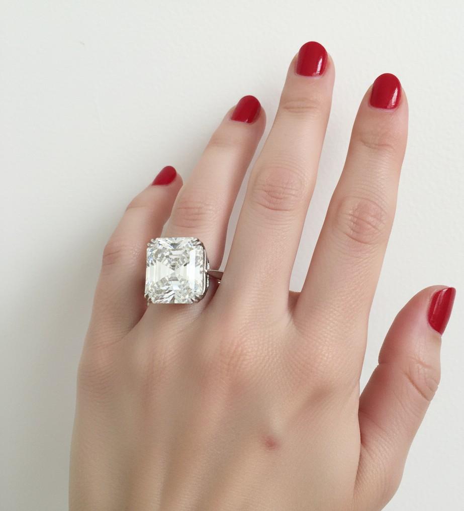 Taglio Asscher Anello con diamante taglio Asscher certificato GIA da 13.84 carati in vendita