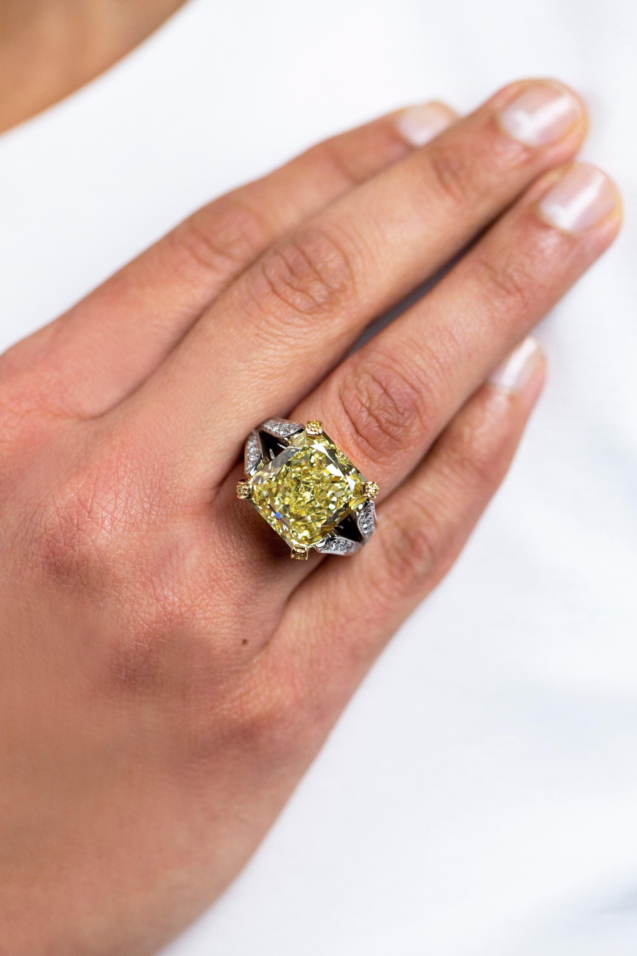Taille radiant Bague de fiançailles en forme de fendue avec diamant jaune fantaisie de 13,95 carats certifié GIA  en vente