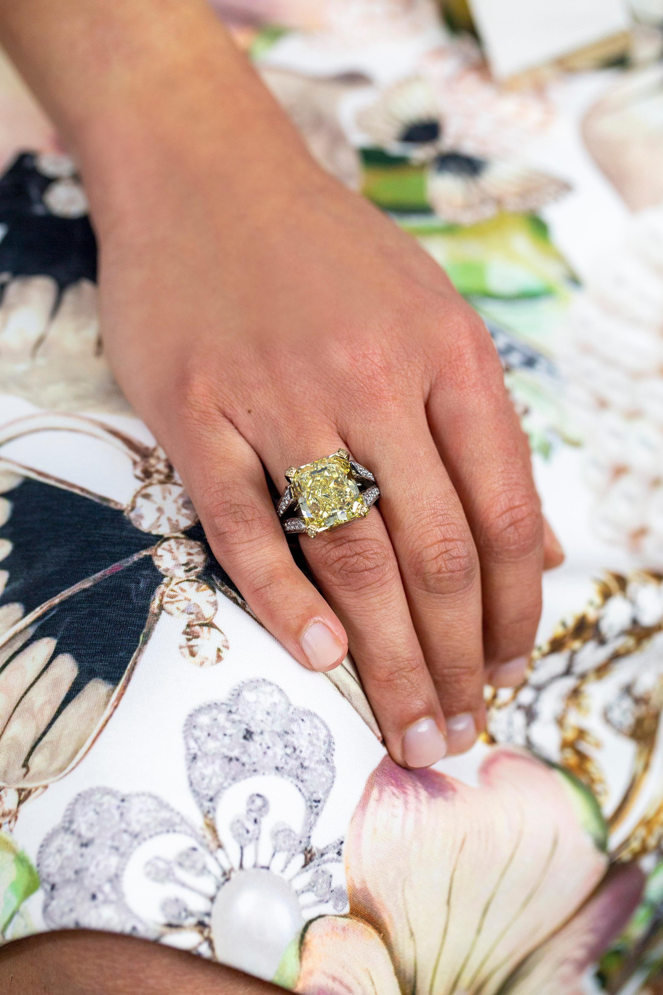 Bague de fiançailles en forme de fendue avec diamant jaune fantaisie de 13,95 carats certifié GIA  Neuf - En vente à New York, NY