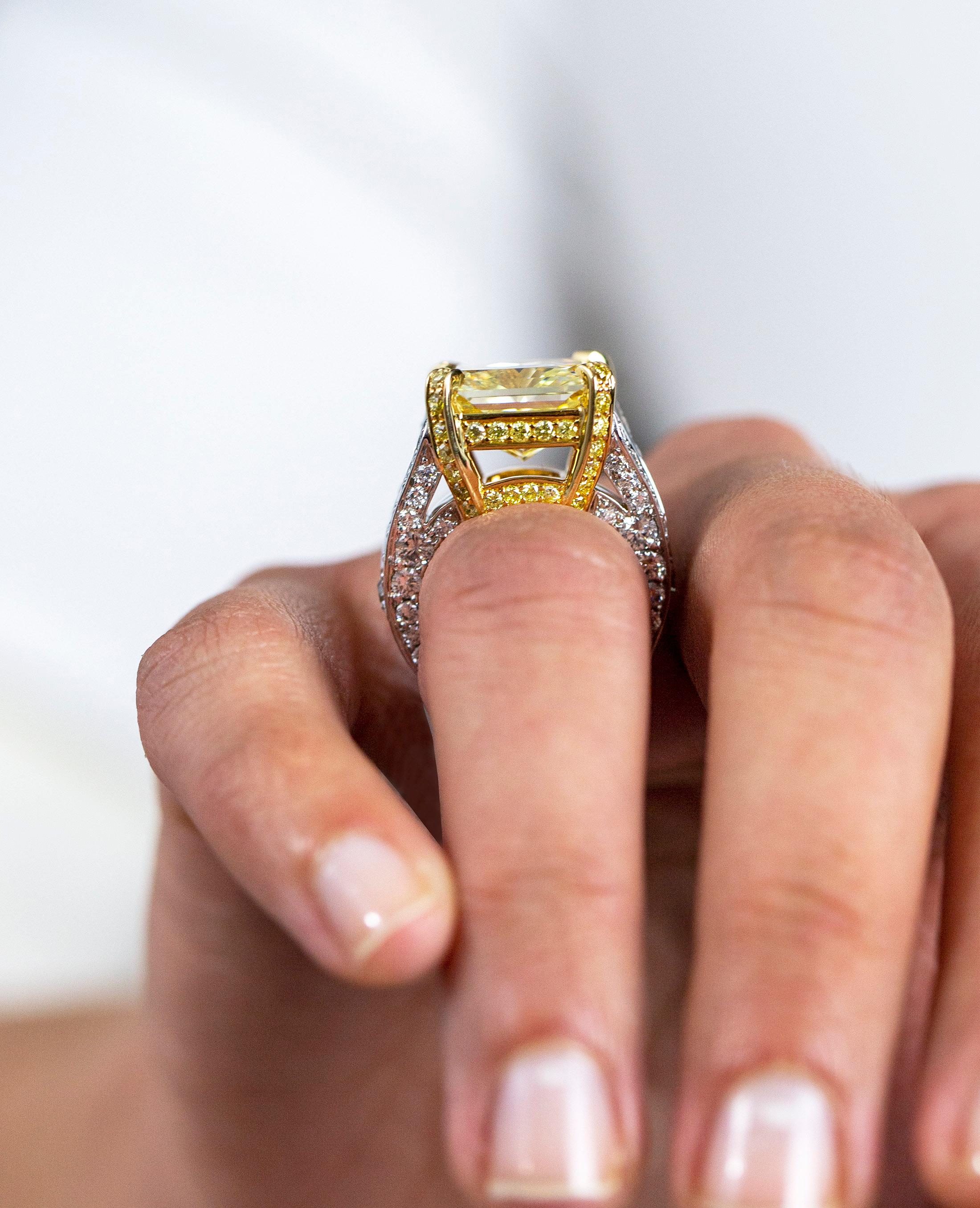 Verlobungsring mit GIA-zertifiziertem 13,95 Karat gelbem Fancy-Diamant in geteiltem Form  im Zustand „Neu“ im Angebot in New York, NY