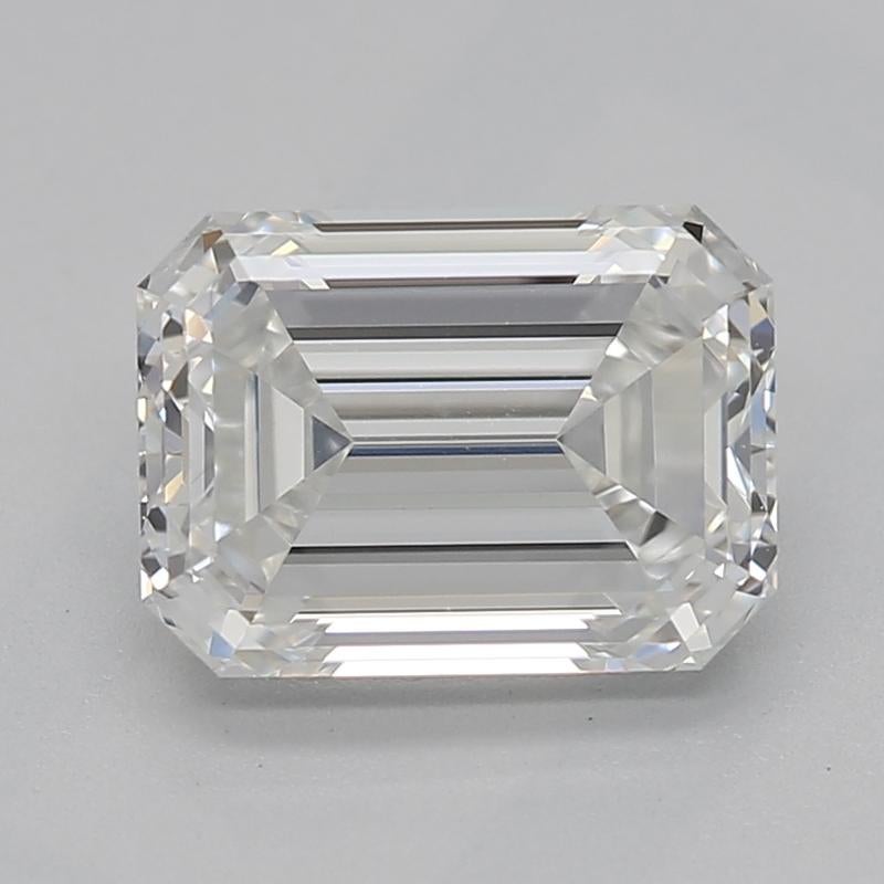 Dieser atemberaubende, in New York handgefertigte Diamantring besticht durch sein brillantes Mittelstück, in dem ein faszinierender Smaragd G VS1 1,3 elegant in einer vierzinkigen, verschlungenen Fassung sitzt, die an die Designelemente eines