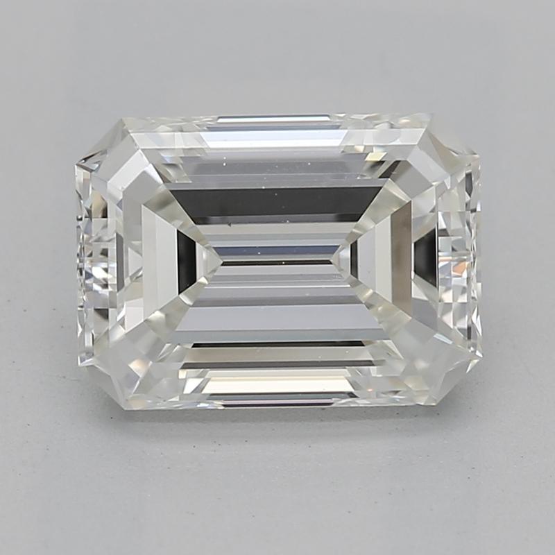 Cette splendide bague en diamant présente au centre un diamant émeraude I VS2 1,4, élégamment serti dans une monture à griffes sécurisée. La captivante pierre centrale est magnifiquement complétée par un somptueux halo en forme d'émeraude/coussin de