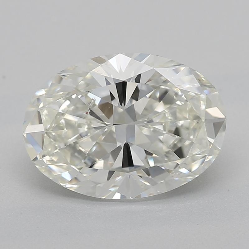 Fabriquée à la main à New York, cette exquise bague en diamant est ornée d'une remarquable pierre centrale ovale J SI1 pesant 1,4, fixée dans une élégante monture à griffes qui rehausse son éclat naturel. Un saisissant halo caché de diamants pavés