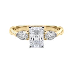 Anello con diamante radiante est-ovest a tre pietre certificato GIA da 1.4 carati