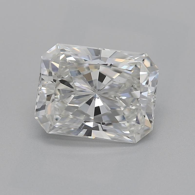 Un anello con diamante radiante con una splendida pietra centrale di forma radiante, del peso di 1,4 e certificata per la sua eccezionale qualità con G e VS1. Questo squisito pezzo è realizzato in lussuoso platino, con un'intricata incastonatura a