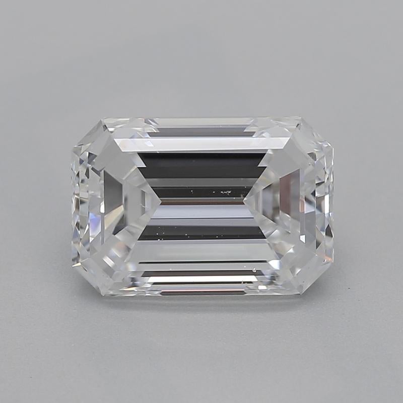Un anello con diamante radioso con una splendida pietra centrale a forma di smeraldo, del peso di 1,40 e certificata per la sua eccezionale qualità con D e VS2. Questo squisito pezzo è realizzato in lussuoso oro bianco, con un'intricata montatura a