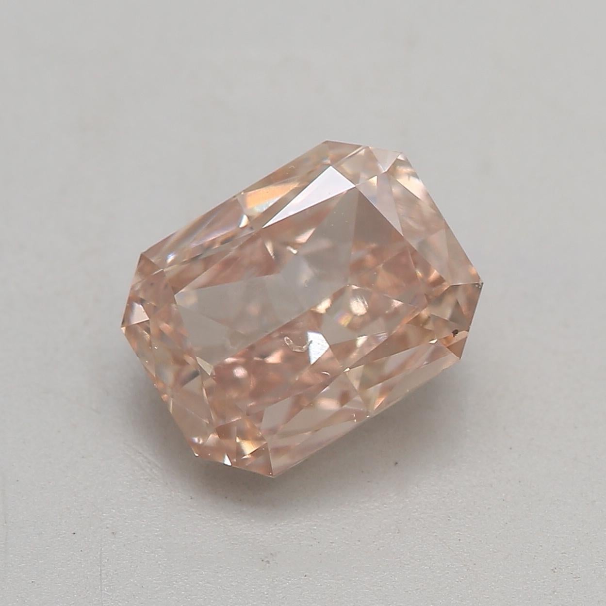 Certificat : GIA 
Numéro de rapport : 7318460994
Forme et coupe : Radiant
Poids en carats : 1,40 carat
Dimensions : 6,98 x 5,46 x 3,66 mm
Grade de couleur : Brun rose fantaisie

CARACTÉRISTIQUES DU DIAMANT :

Ce diamant brun rose fantaisie est un