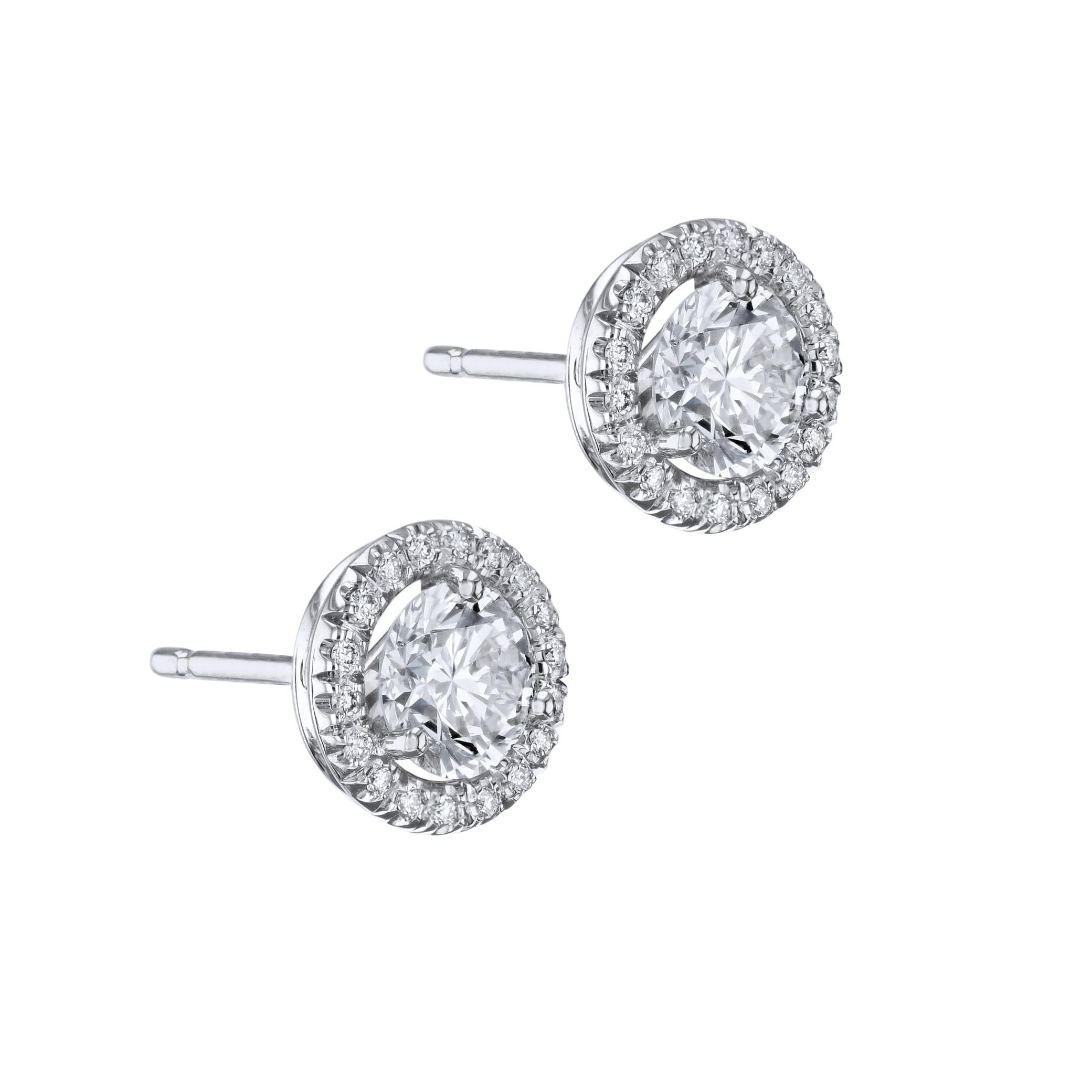 Schimmern Sie elegant mit unseren Diamant- und Pave-Ohrsteckern. Sie sind aus 18-karätigem Weißgold gefertigt und haben in der Mitte einen Diamanten, der für zusätzlichen Glanz sorgt. Diese wunderschönen, handgefertigten Ohrstecker mit Diamanten