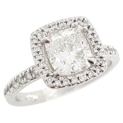Anillo de compromiso de platino con halo de diamantes talla cojín de 1,41 quilates certificado por el GIA