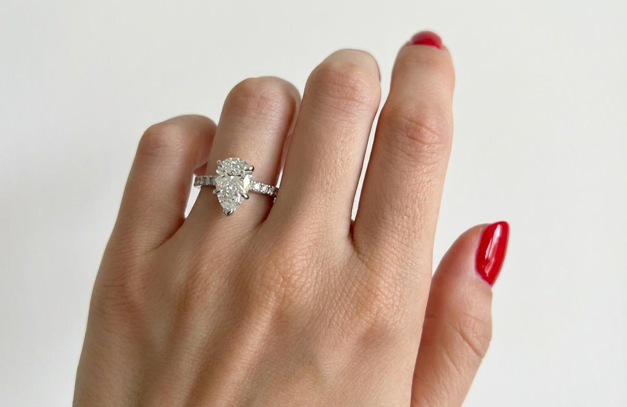 Cette élégante bague de fiançailles à halo caché en diamant taille poire brillant est réalisée en platine massif, alliant sophistication intemporelle et design moderne.

La bague pèse 4,8 grammes et est de taille 6.
Il contient un diamant naturel de