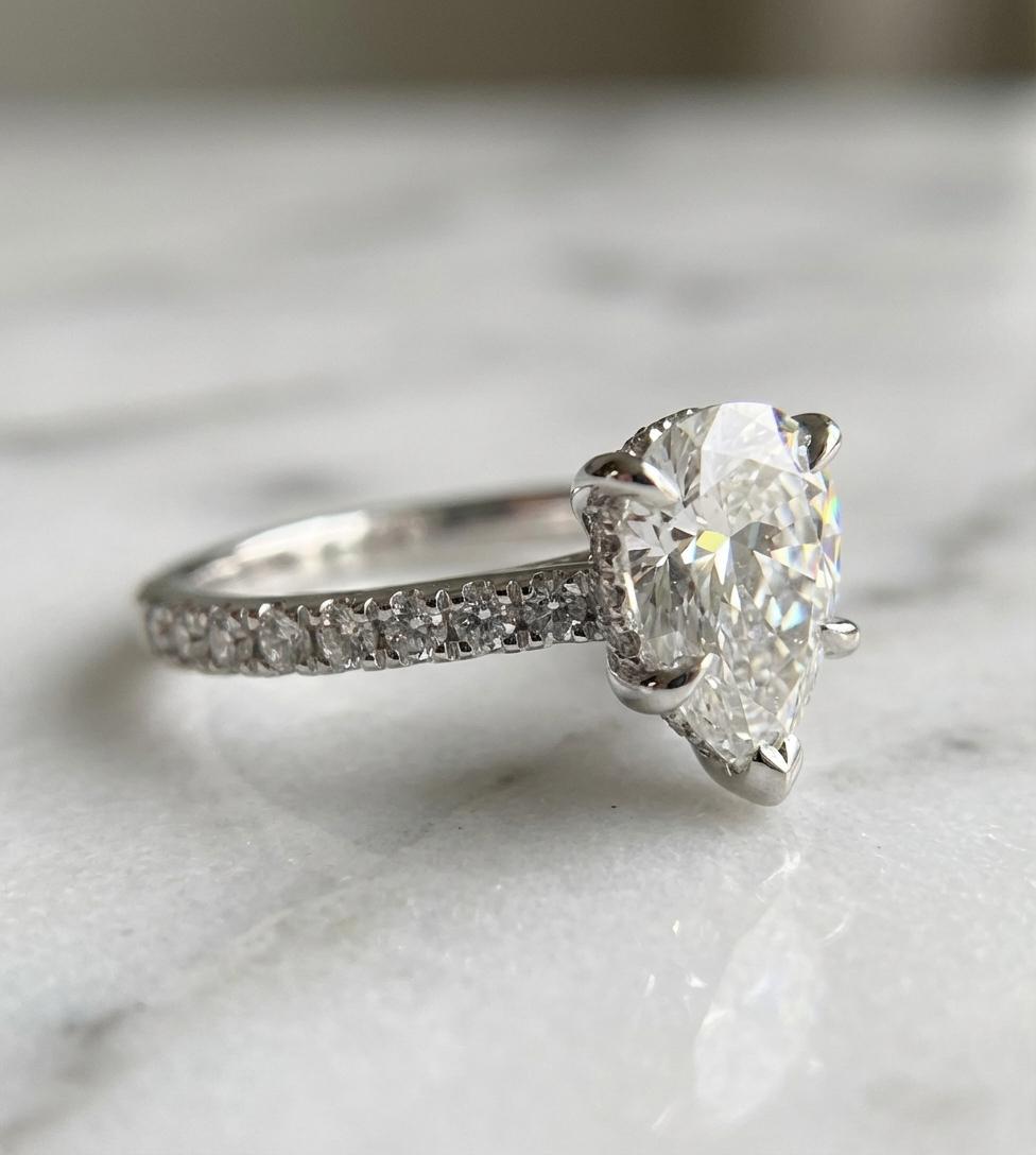 Contemporain Bague de fiançailles en platine certifiée GIA, 1,41 carat, diamant taille poire, halo caché en vente