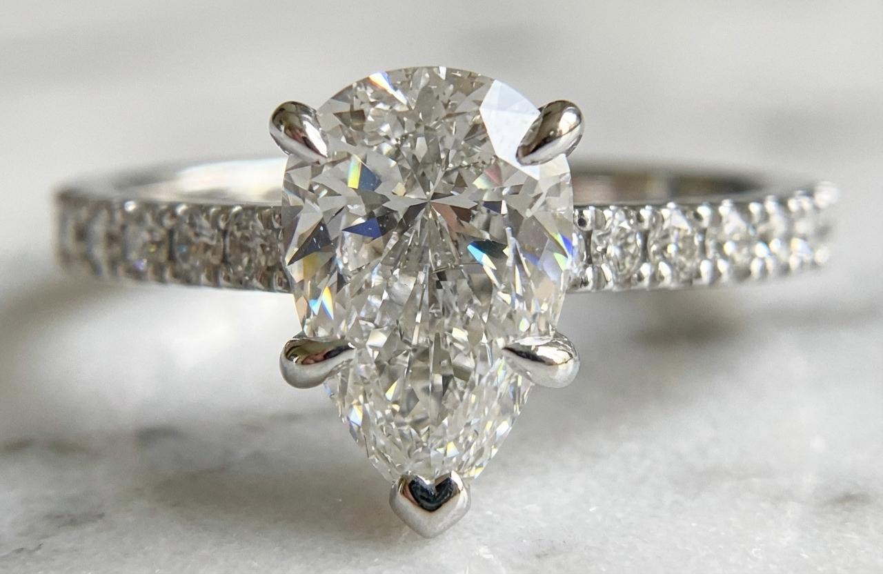 Taille poire Bague de fiançailles en platine certifiée GIA, 1,41 carat, diamant taille poire, halo caché en vente