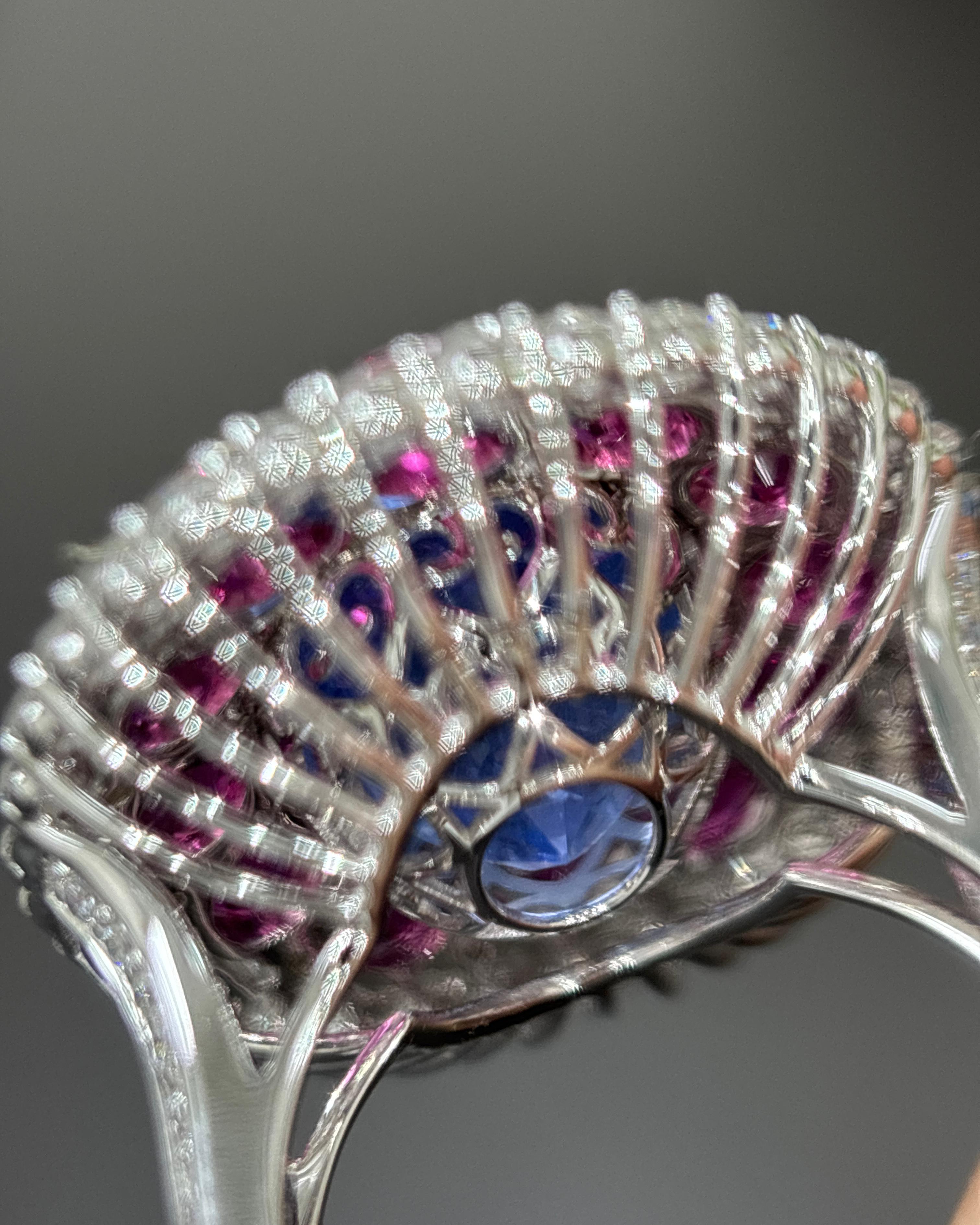 Im Mittelpunkt dieses exquisiten Rings steht ein 14,11 Karat schwerer, GIA-zertifizierter blauer Ceylon-Saphir, der für seinen intensiven, leuchtenden kornblumenblauen Farbton bekannt ist und eine unvergleichliche natürliche Schönheit und