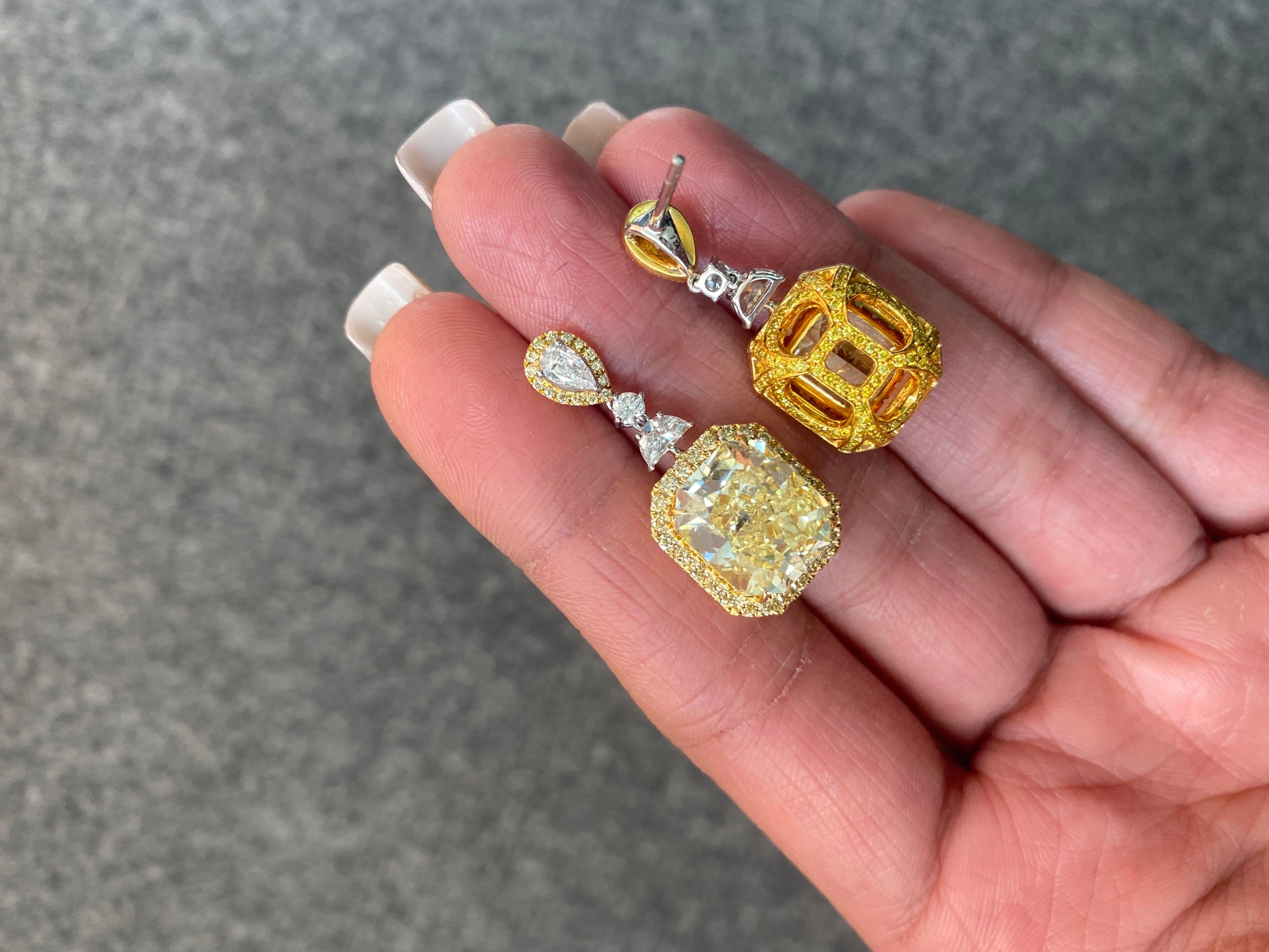 Setzen Sie ein Zeichen mit diesem atemberaubenden Paar gelber Diamant-Ohrringe, einer mit 7,01 Karat VVS-Qualität und der andere mit 7,10 Karat VS-Qualität. Die Ohrringe werden in einem wunderschönen Gehäuse aus 18 Karat Gelbgold geliefert, das mit