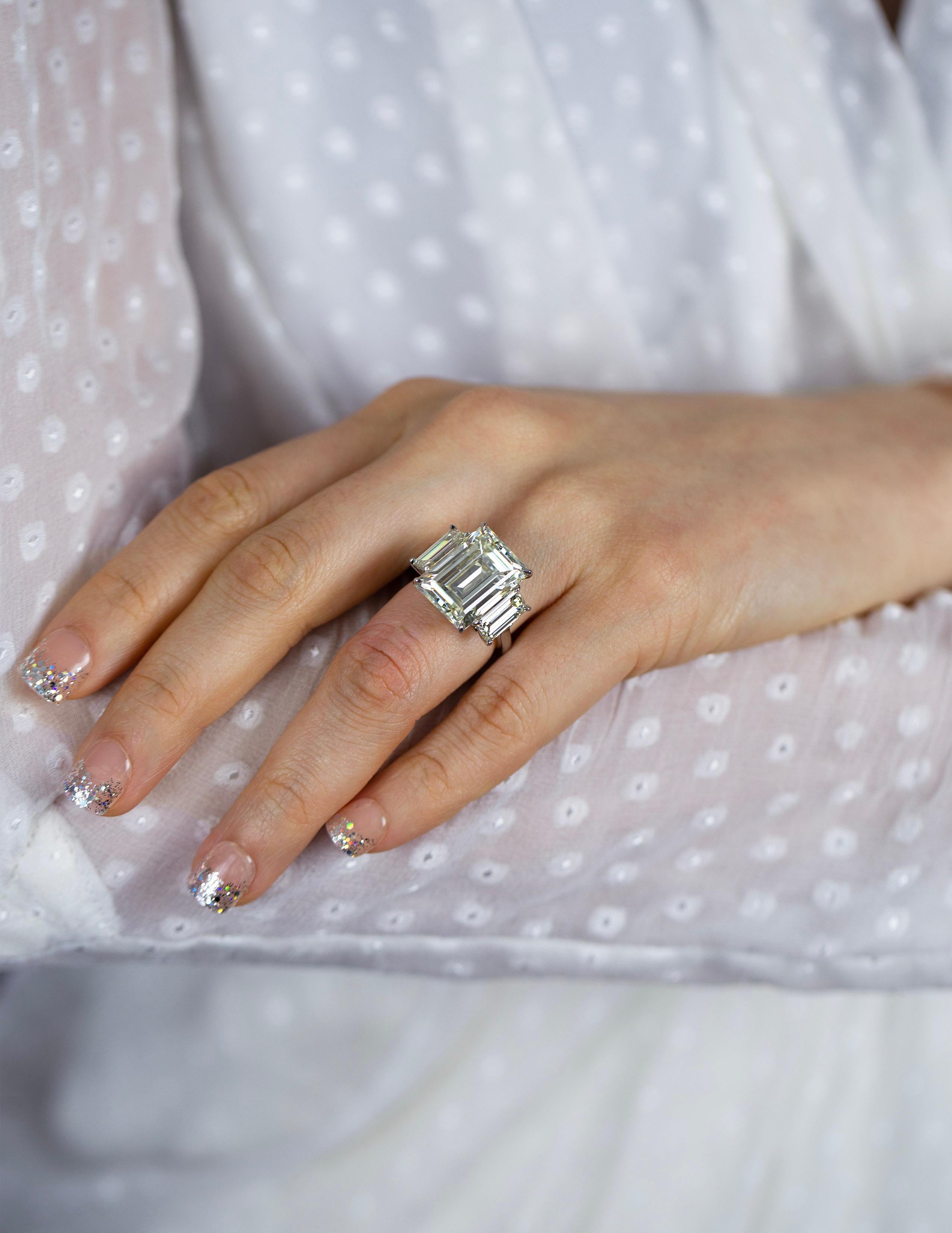 Verlobungsring mit drei Steinen, GIA-zertifizierter 14.18 Karat Diamant im Smaragdschliff im Zustand „Neu“ im Angebot in New York, NY