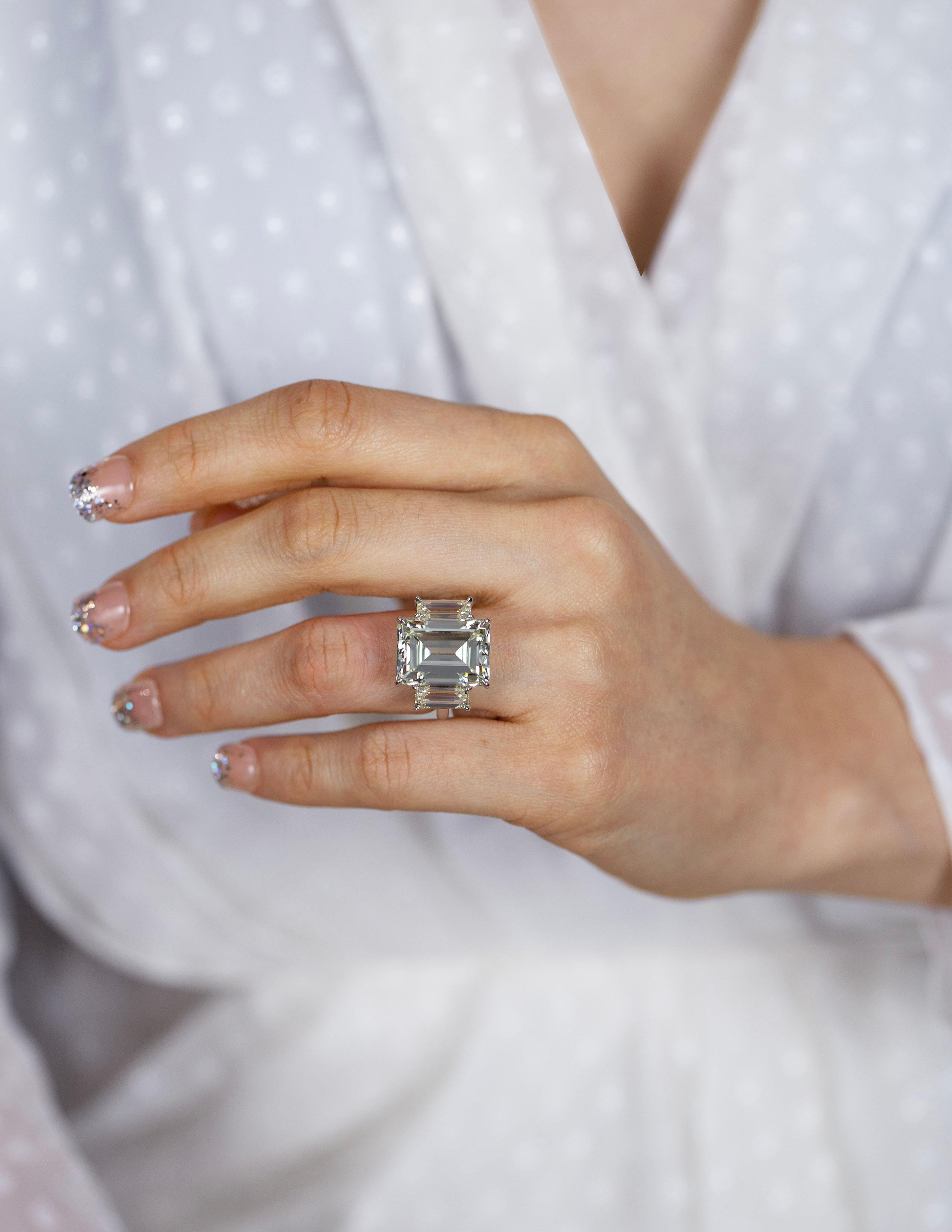 Verlobungsring mit drei Steinen, GIA-zertifizierter 14.18 Karat Diamant im Smaragdschliff Damen im Angebot