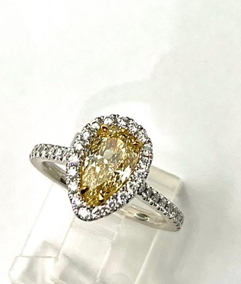 Anello certificato GIA da 1,41 carati a forma di pera Nature Fancy Yellow-VS1 In condizioni Nuovo in vendita a San Diego, CA