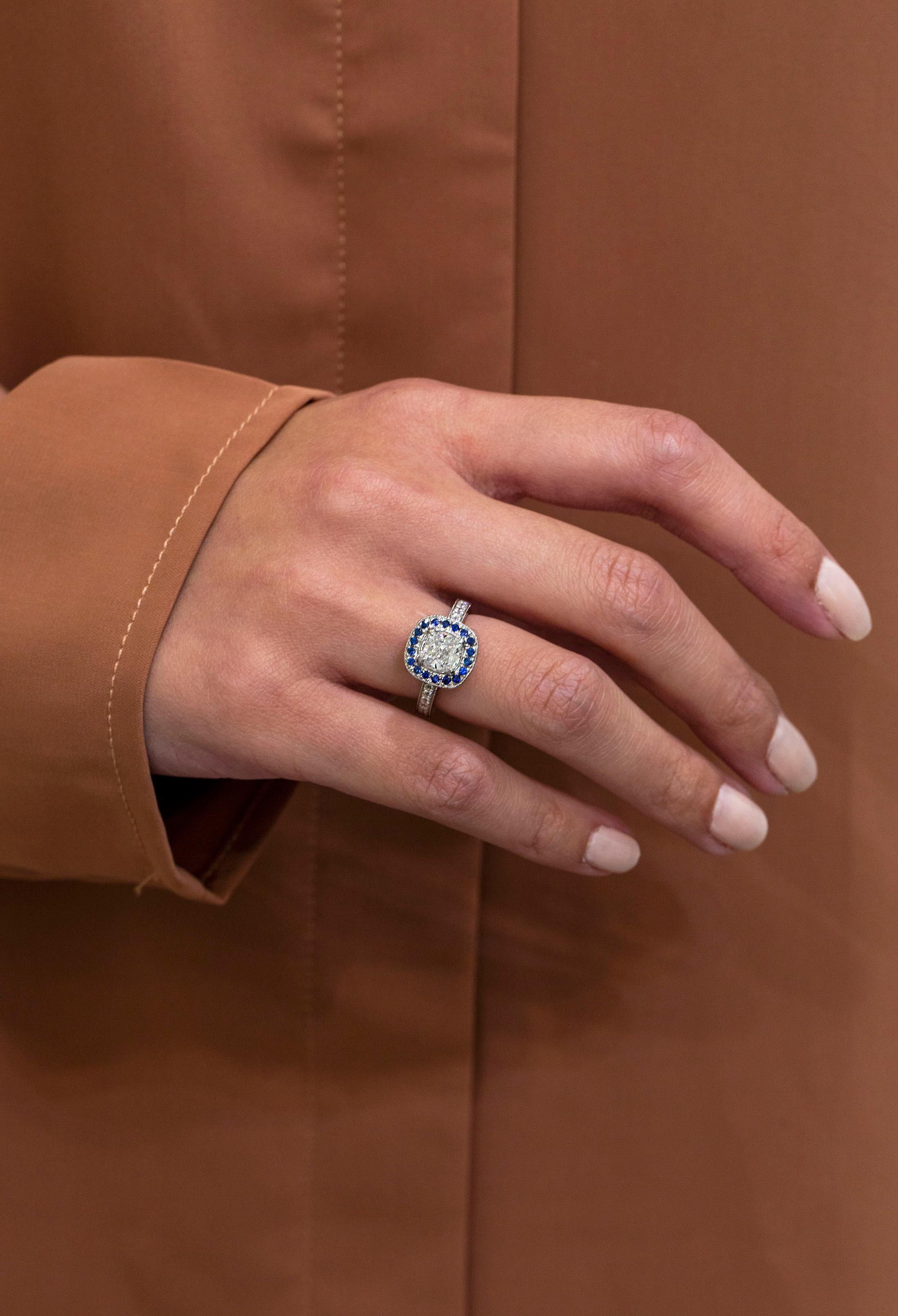 Contemporain Bague de fiançailles certifiée GIA 1,42 carat diamant taille coussin et saphir halo  en vente