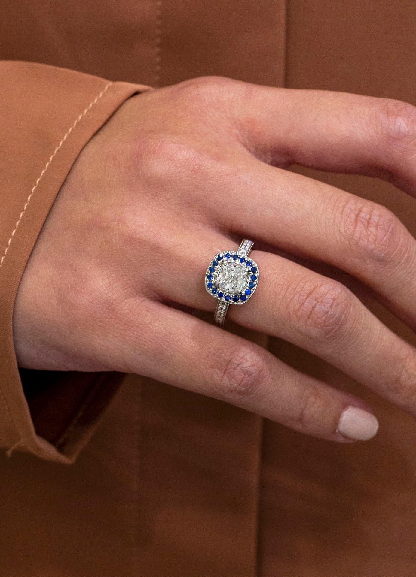 Taille coussin Bague de fiançailles certifiée GIA 1,42 carat diamant taille coussin et saphir halo  en vente