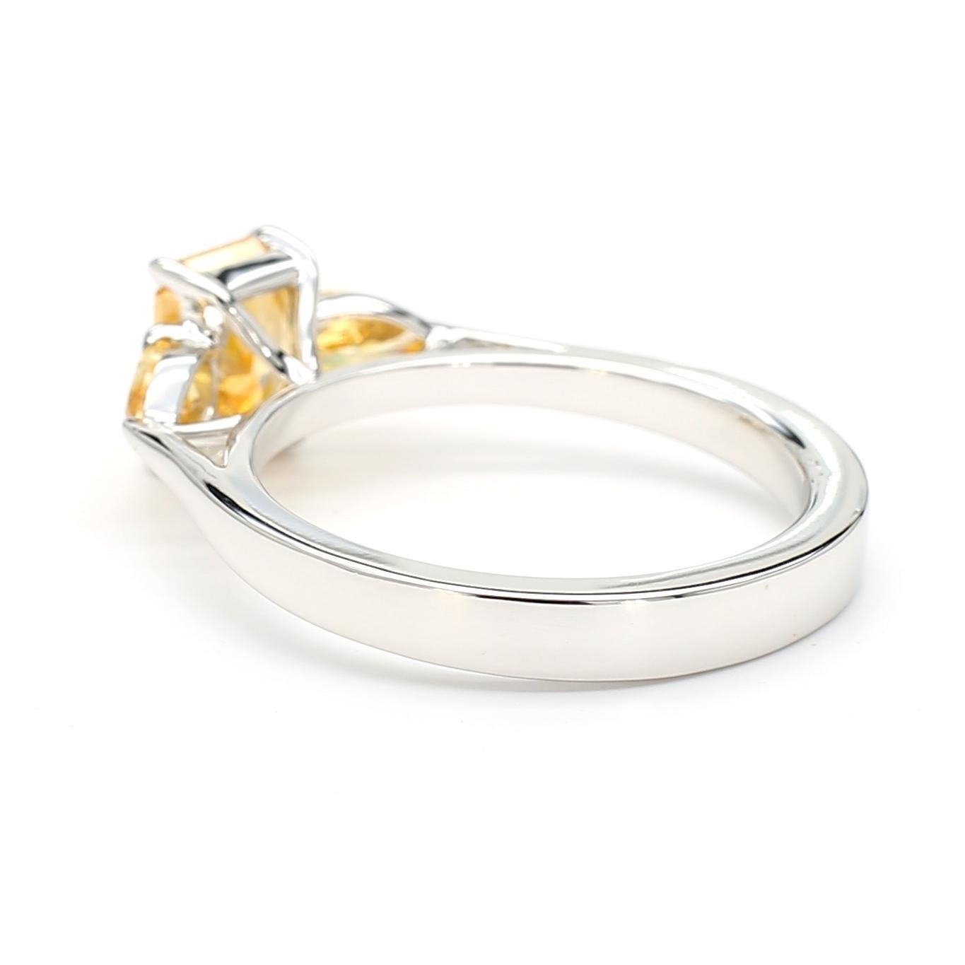 Bague à trois pierres en or blanc 18 carats, certifiée GIA, 1,43 carat de diamant jaune-orange Neuf - En vente à New York, NY