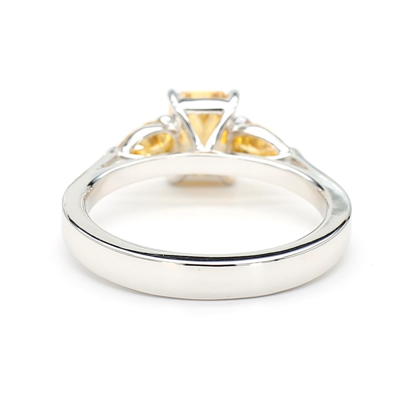 Bague à trois pierres en or blanc 18 carats, certifiée GIA, 1,43 carat de diamant jaune-orange Pour femmes en vente