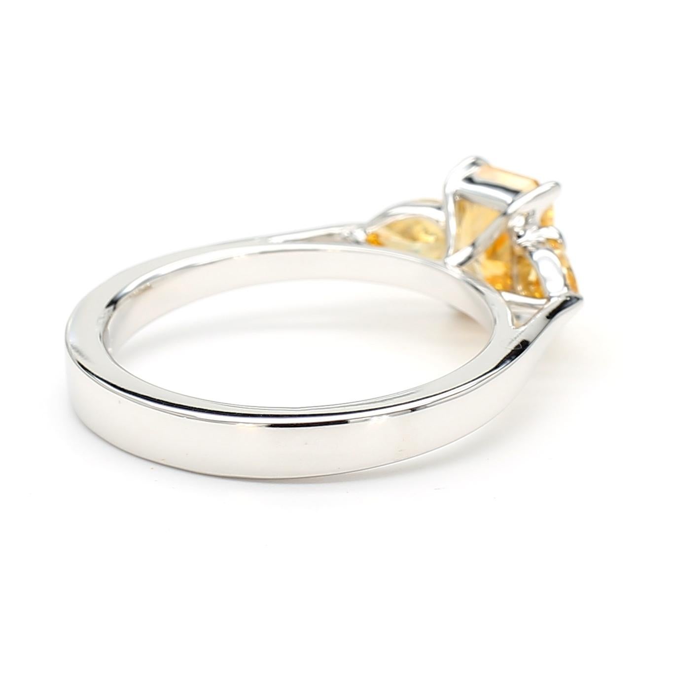 Bague à trois pierres en or blanc 18 carats, certifiée GIA, 1,43 carat de diamant jaune-orange en vente 1