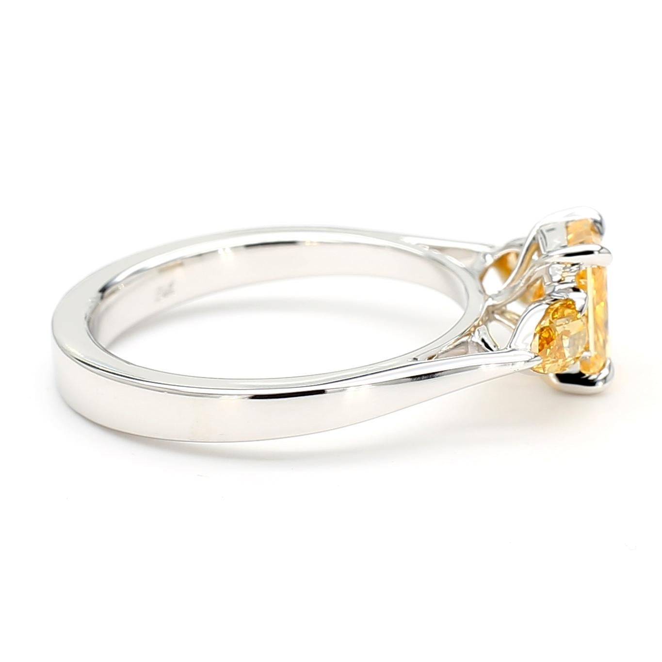Bague à trois pierres en or blanc 18 carats, certifiée GIA, 1,43 carat de diamant jaune-orange en vente 2