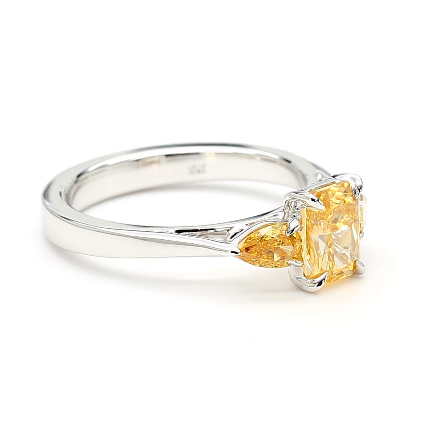 Bague à trois pierres en or blanc 18 carats, certifiée GIA, 1,43 carat de diamant jaune-orange en vente 3