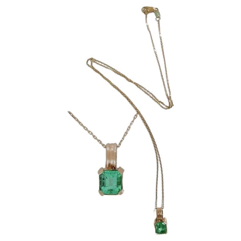 Introducing a captivating Columbian Green Emerald Pendant set in 14k Yellow Gold, accompanied by a matching necklace.

The pendant and chain together have a total weight of 3.6 grams and a chain length of 18 inches. The star of the piece is a
