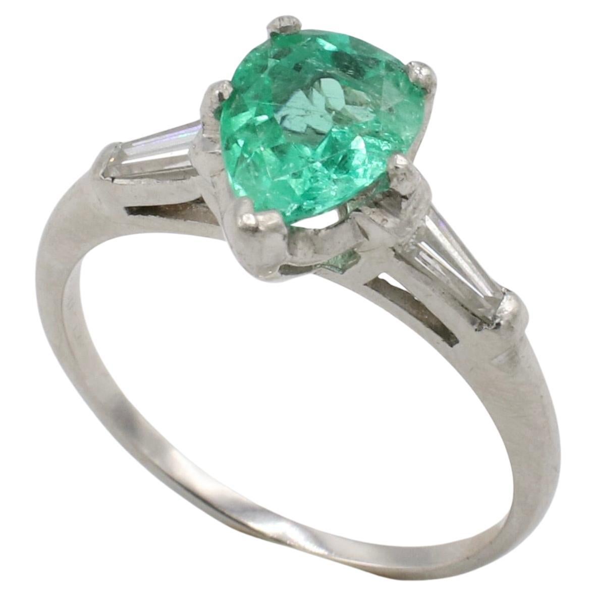 GIA zertifiziert 1,45 Karat natürlichen grünen kolumbianischen Smaragd Birne Platin Ring 
GIA-Berichtsnummer: 5231517261
Smaragd: 1,45 Karat birnenförmiger natürlicher grüner kolumbianischer Smaragd
Diamanten: 2 natürliche, spitz zulaufende