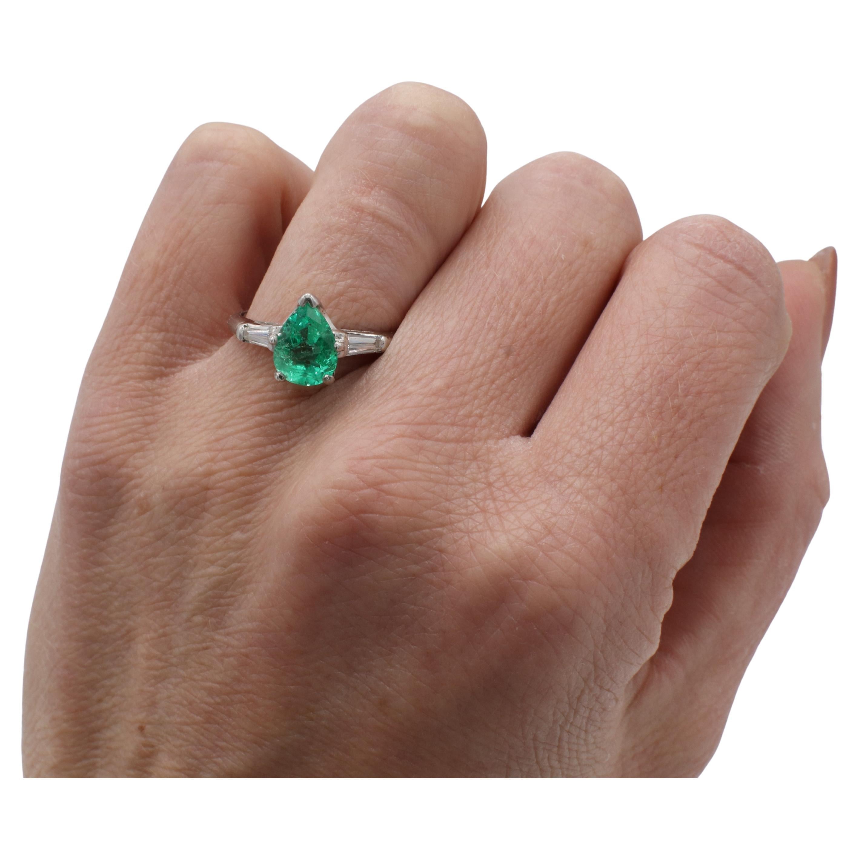 GIA zertifiziert 1,45 Karat natürlichen grünen kolumbianischen Smaragd Birne Platin Ring im Zustand „Hervorragend“ im Angebot in  Baltimore, MD