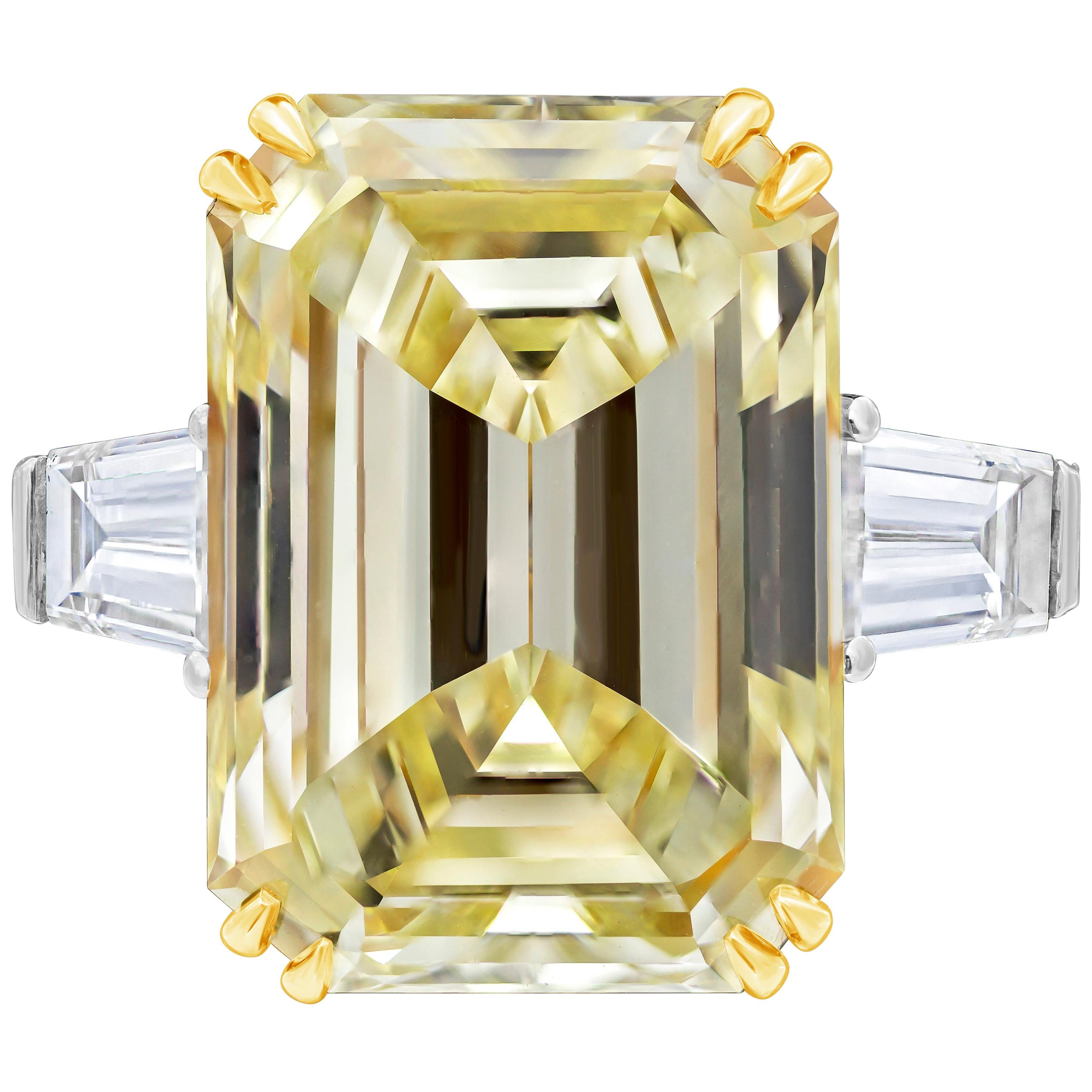 Bague de fiançailles à trois pierres en diamants taille émeraude jaune de 14,54 carats certifiés GIA