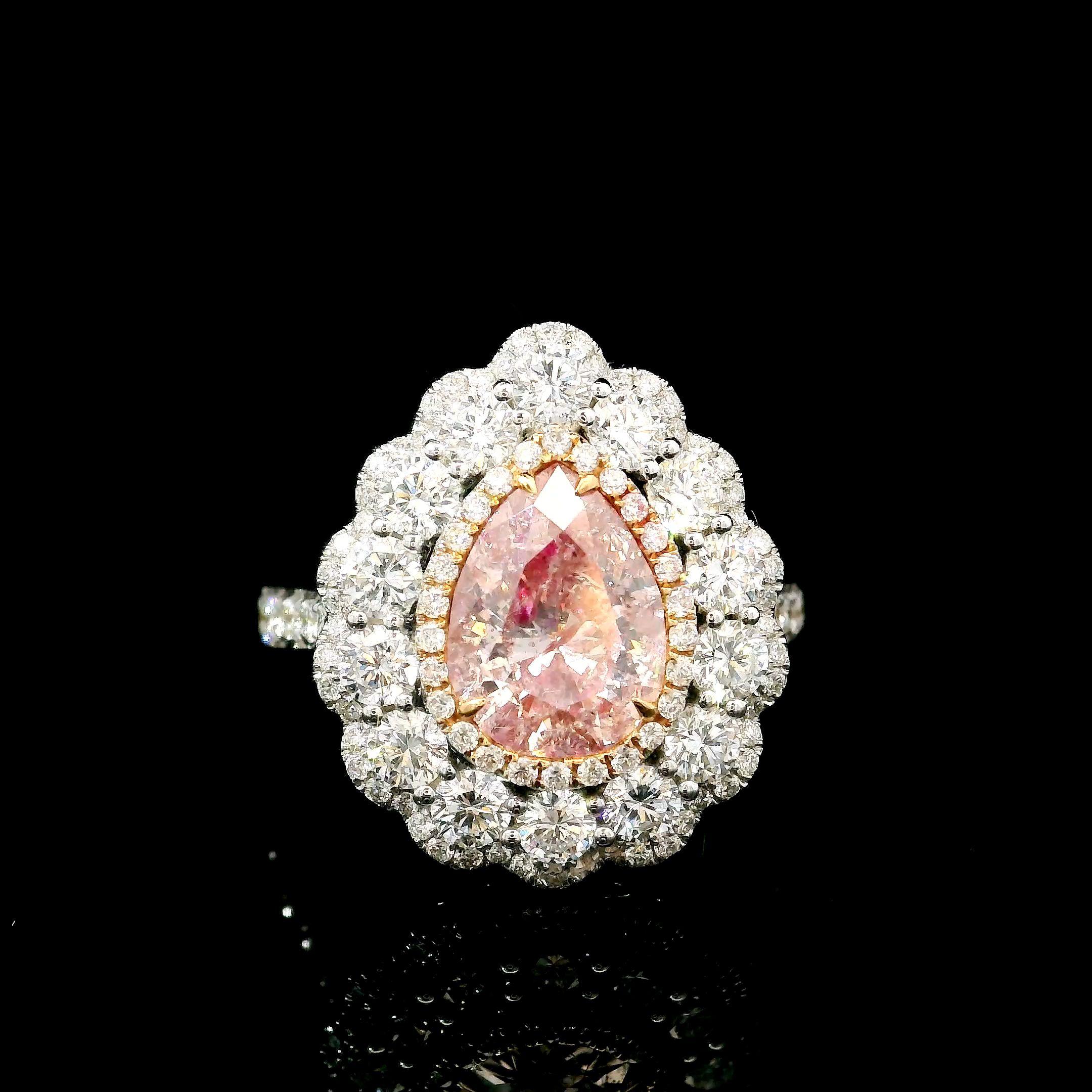 Bague en or blanc 18kt avec diamants

  Couleur de l'or et carat : Or blanc 18kt
  Poids : 6,70 grammes
  
  Ensemble avec...
  Type de pierre : Diamants
  Forme : Poire
  Carat : 1,46 ct
  Couleur : Rose orangé fantaisie
  
  Pierres environnantes