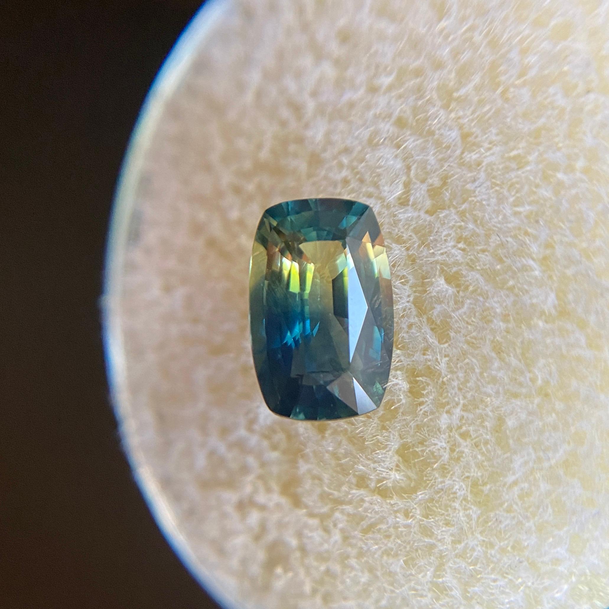Seltener unbehandelter zweifarbiger Saphir Edelstein.

1.46 Karat unerhitzter Saphir mit seltenem Bicolor-Effekt. Sie zeigt blaue und gelbe Farben mit einer einzigartigen Farbaufteilung. Sehr selten und atemberaubend zu sehen.

Vollständig von GIA