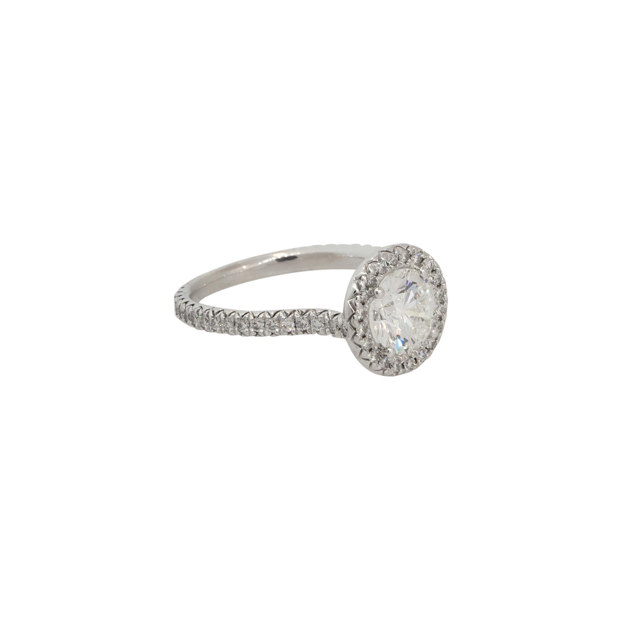 Bague de fiançailles en or blanc 18k certifiée par le GIA, avec un diamant brillant rond de 1,47ctw et un halo.

Style : Bague de fiançailles en or blanc 18 carats GIA 1,07ct de diamant rond serti de halo.
Diamant principal : Environ 1,07 ctw de