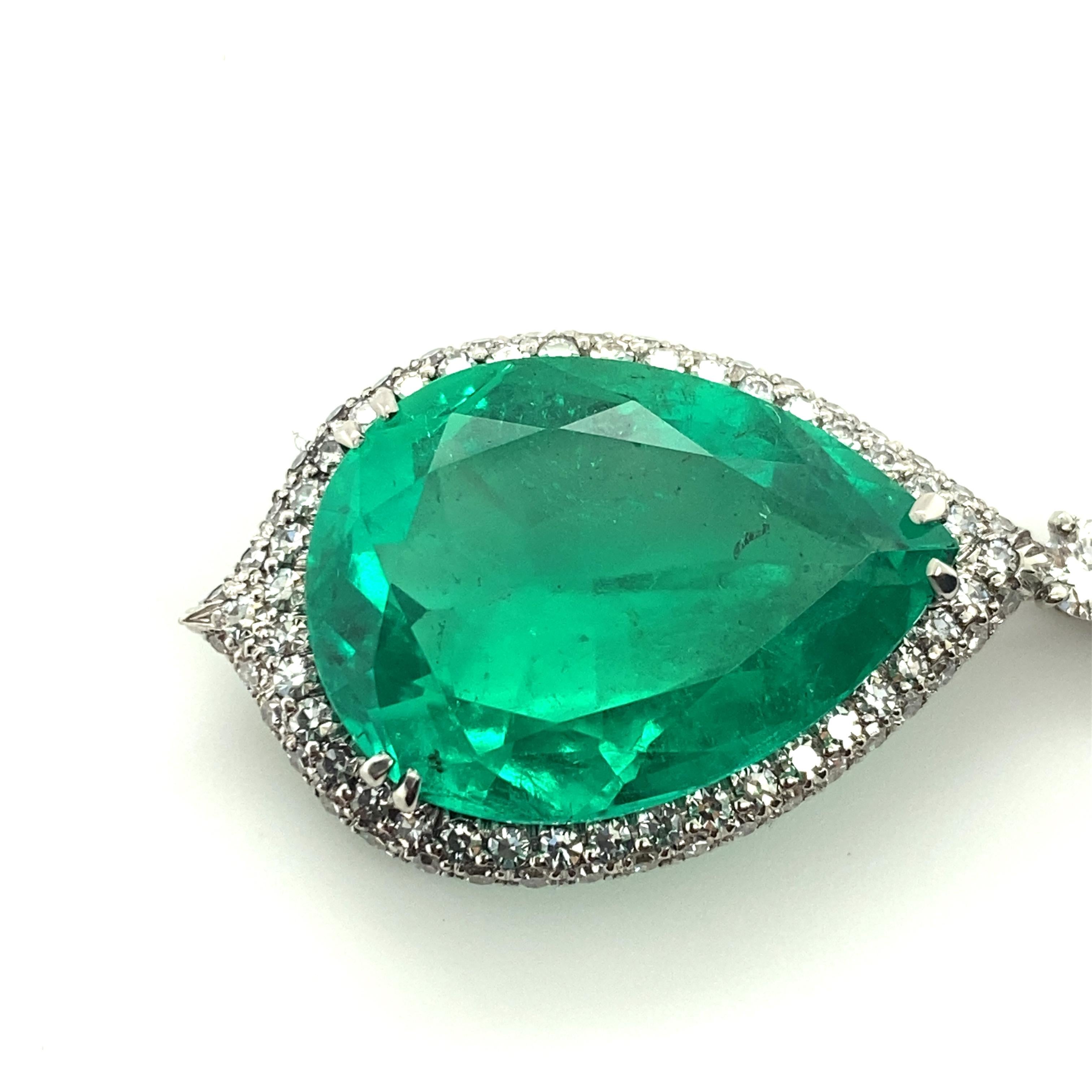 Women's or Men's GIA Certified 14.79 Carat Pear Shape Colombian Emerald Pendant For Sale