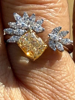 GIA Certified 1.48 carats Yellow Diamond White Diamond Cocktail Ring 17 Diamonds