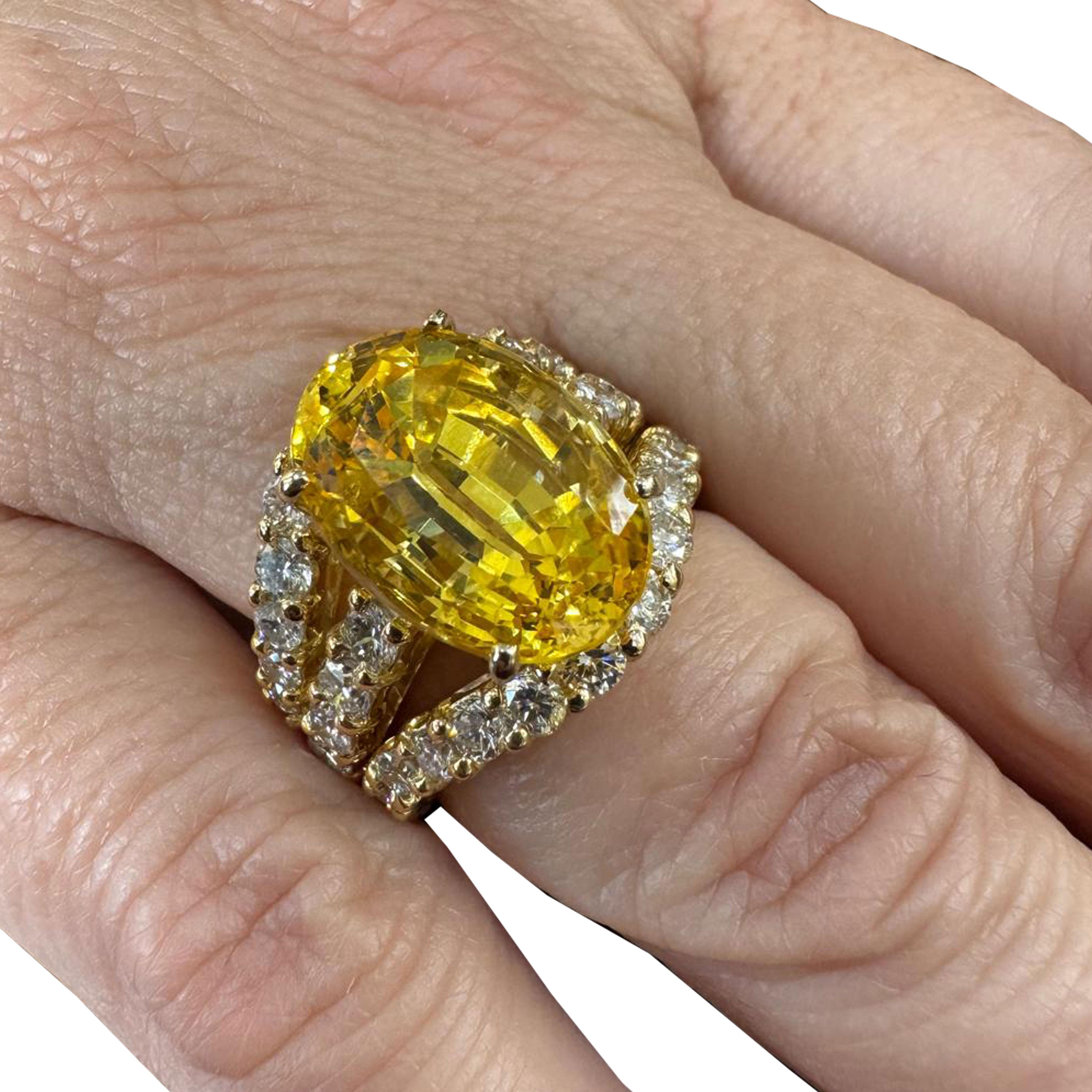 Taille ovale Bague certifiée GIA de 14,85 carats de saphir jaune de Ceylan sans chaleur et de diamant en vente