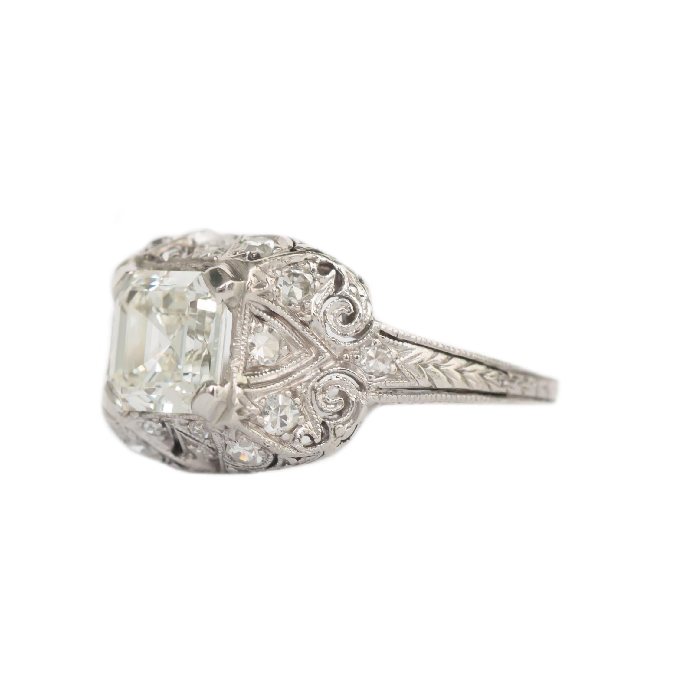 Taille de l'anneau : 7
Type de métal : Platine [poinçonné et testé].
Poids :  5,4 grammes

Détails du diamant central :
RAPPORT GIA # 6204639065
Poids : 1,49 carat
Coupe : Asscher antique
Couleur : K. 
Clarté : VS1

Détails des diamants latéraux