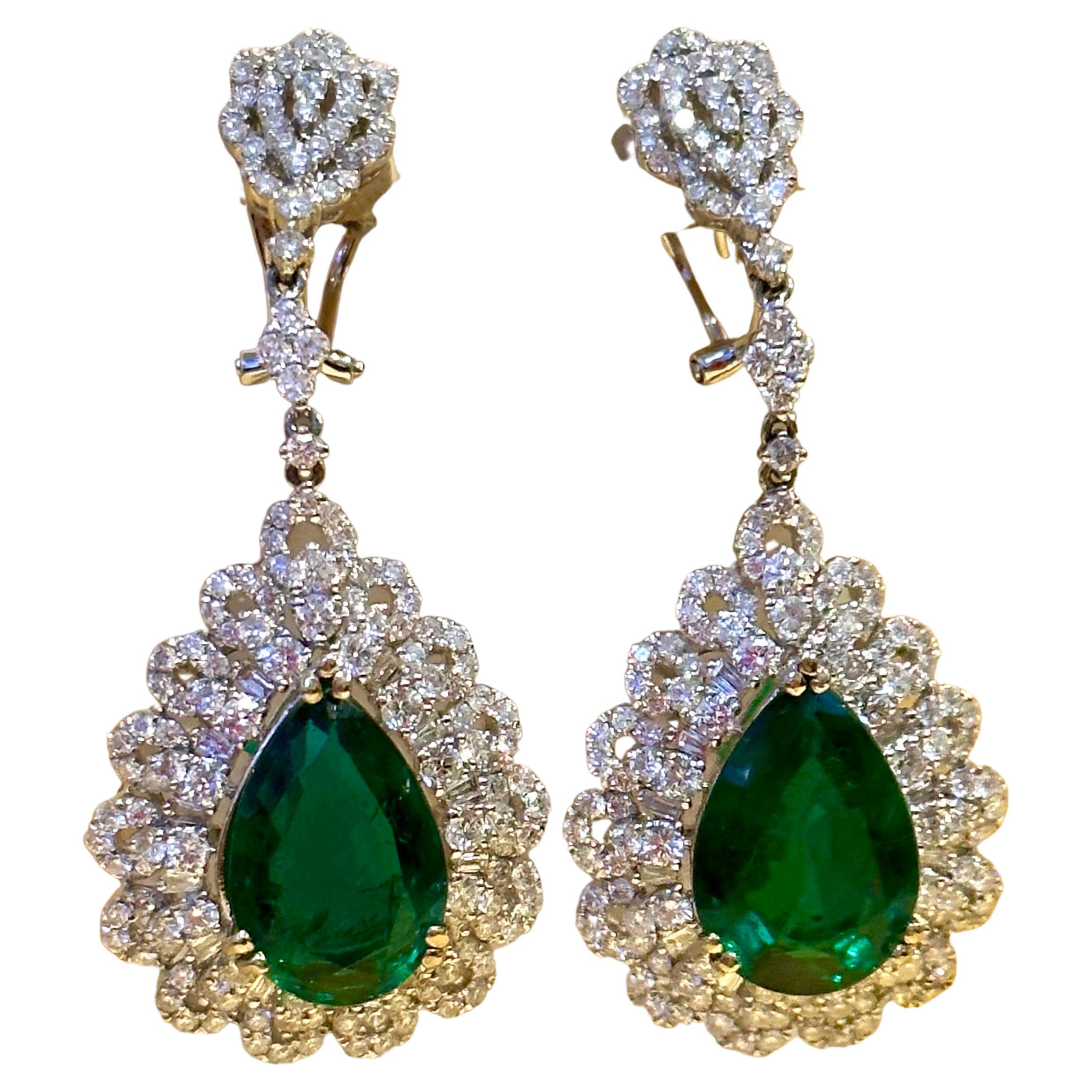 Rapport GIA # 2221836477
Béryl naturel 
Origine Zambie
14 Ct émeraude zambienne poire/goutte 7 Ct diamant boucles d'oreilles pendantes or 18 ct 
Ces boucles d'oreilles sont accompagnées d'une paire parfaite d'émeraudes et de diamants assortis.