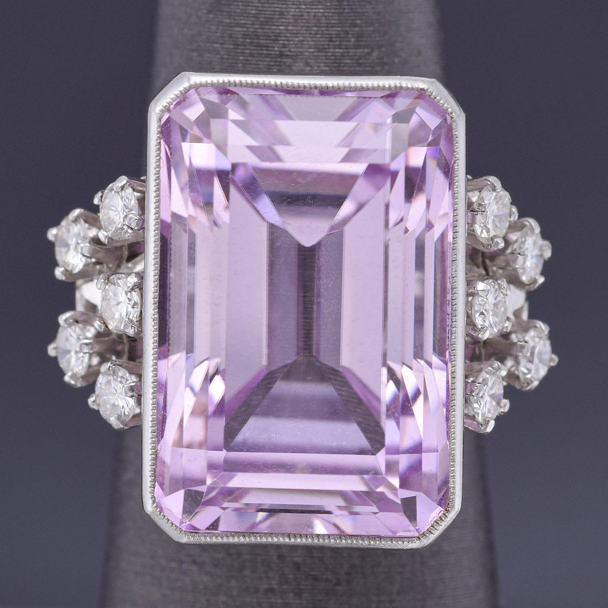 GIA-Berichtsnummer: 2225536347
Die Form: Achteckig
Schnittstil: Stufenschnitt
Transparenz: Durchsichtig
Farbe: Rosa-Violett
Spezies: Spodumene
Sorte: Kunzit
Abmessungen: 20,10 x 13,15 x 12,12 mm (30,50 Karat)
Gewicht: 13,21 Gramm (brutto)
Diamanten:
