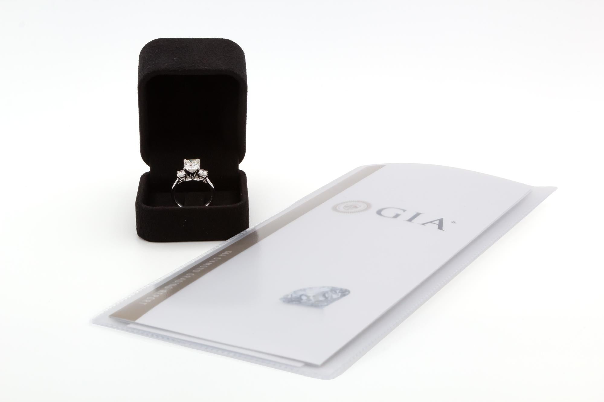 GIA-zertifizierter 14k Weißgold Diamant-Verlobungsring mit drei Steinen im Kissenschliff 2,54 ctw im Angebot 5
