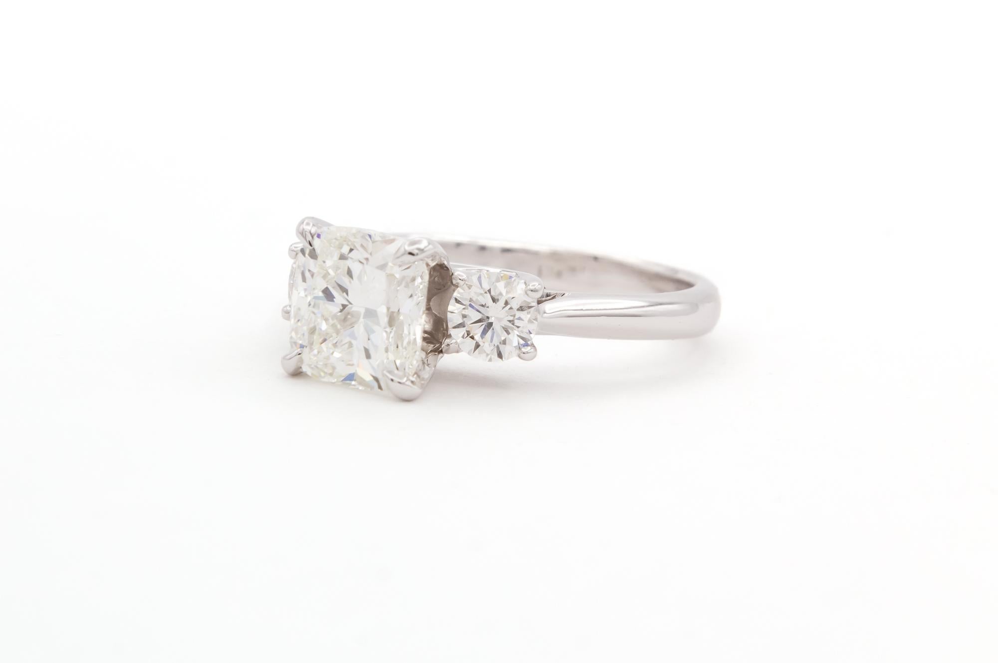 GIA-zertifizierter 14k Weißgold Diamant-Verlobungsring mit drei Steinen im Kissenschliff 2,54 ctw (Zeitgenössisch) im Angebot