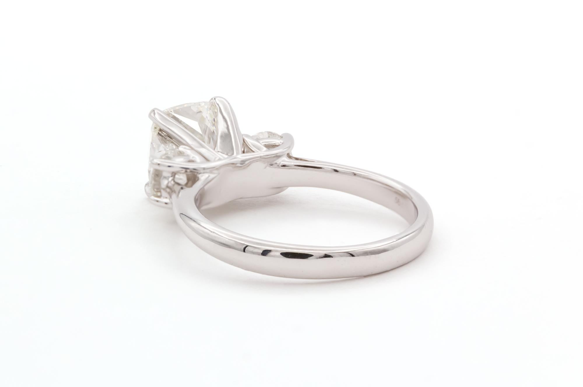GIA-zertifizierter 14k Weißgold Diamant-Verlobungsring mit drei Steinen im Kissenschliff 2,54 ctw im Zustand „Hervorragend“ im Angebot in Tustin, CA