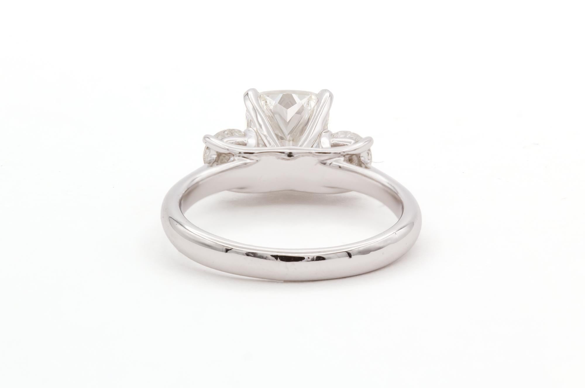 GIA-zertifizierter 14k Weißgold Diamant-Verlobungsring mit drei Steinen im Kissenschliff 2,54 ctw für Damen oder Herren im Angebot