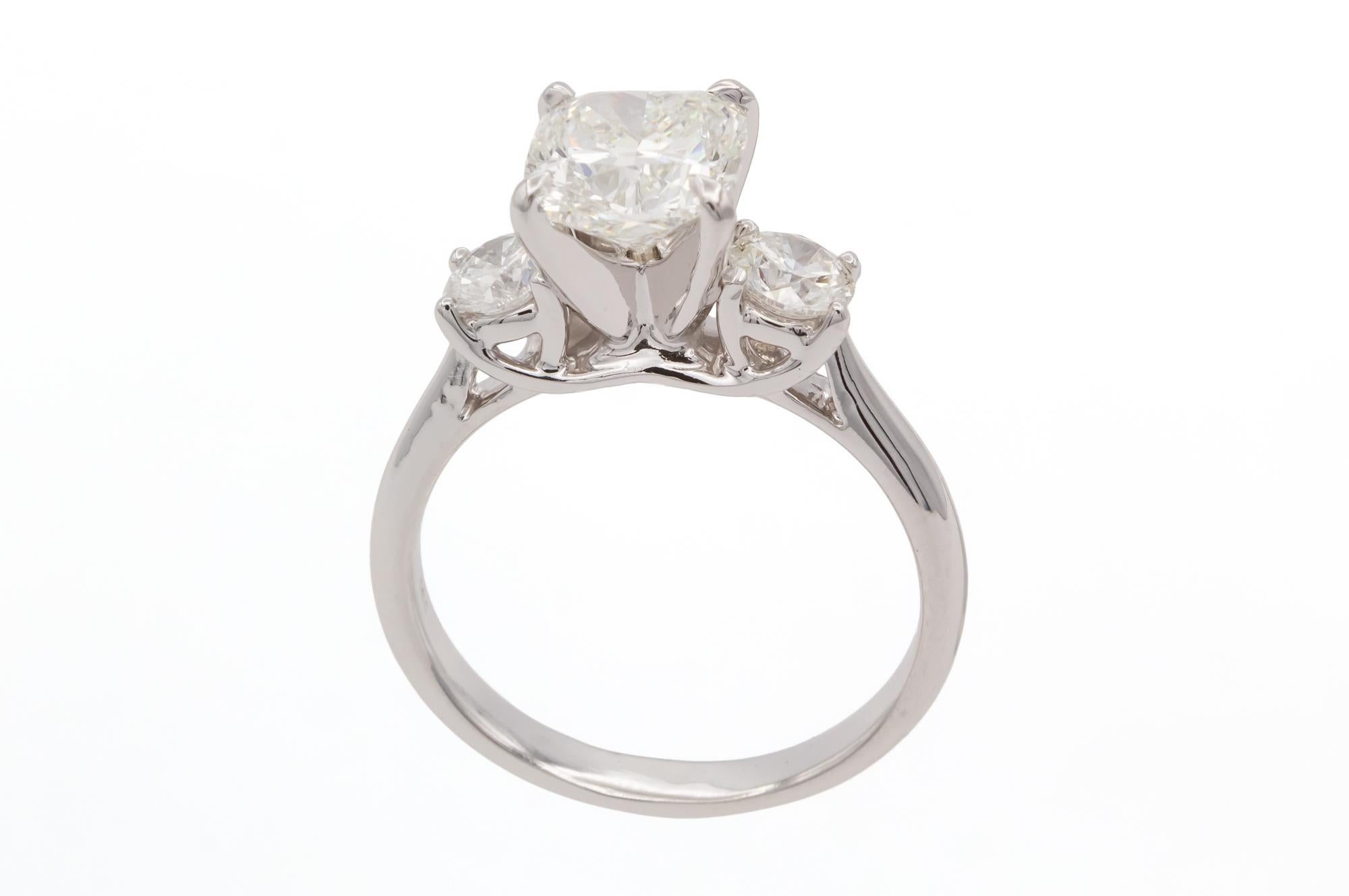 GIA-zertifizierter 14k Weißgold Diamant-Verlobungsring mit drei Steinen im Kissenschliff 2,54 ctw im Angebot 1