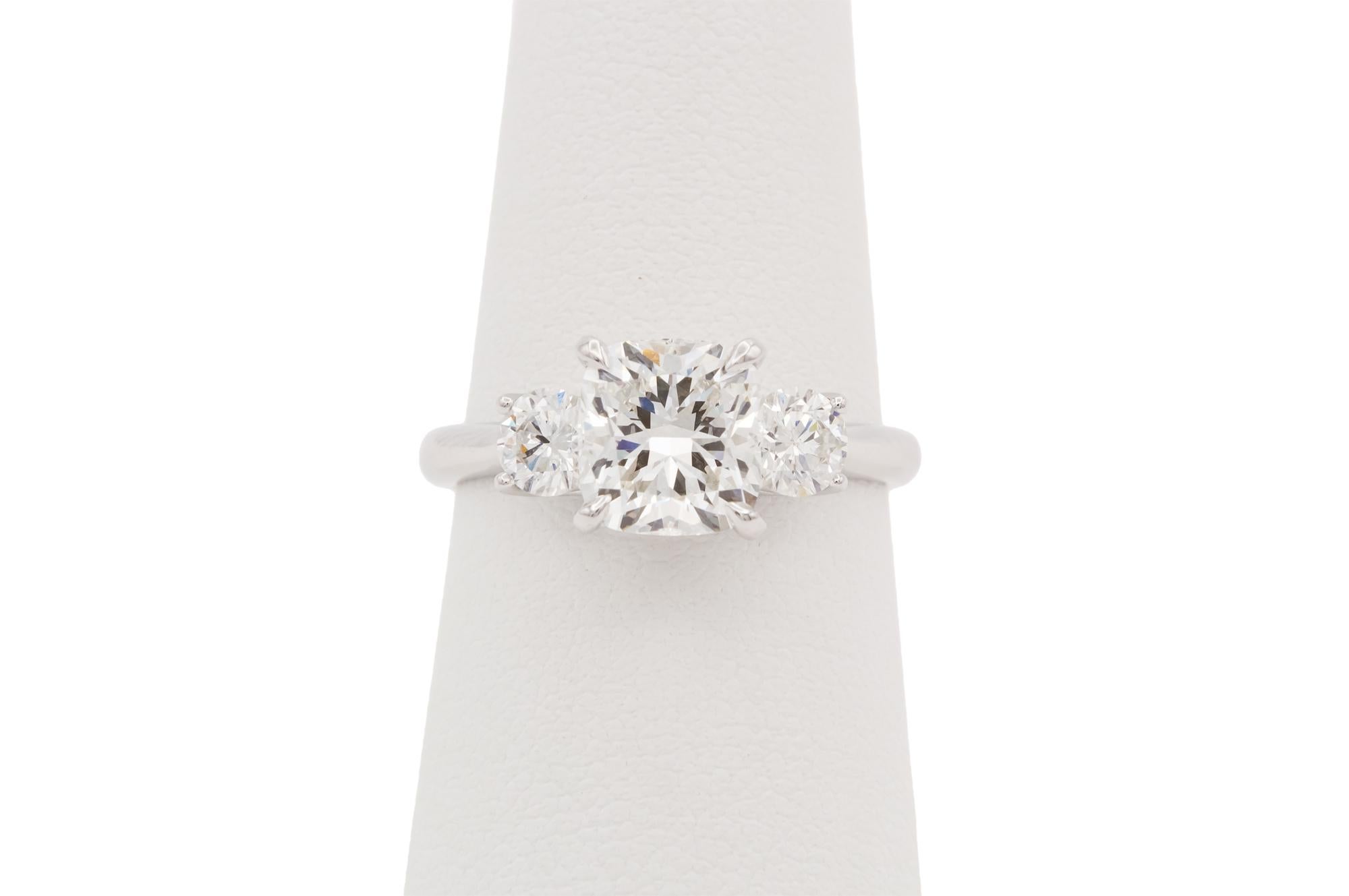 GIA-zertifizierter 14k Weißgold Diamant-Verlobungsring mit drei Steinen im Kissenschliff 2,54 ctw im Angebot 2