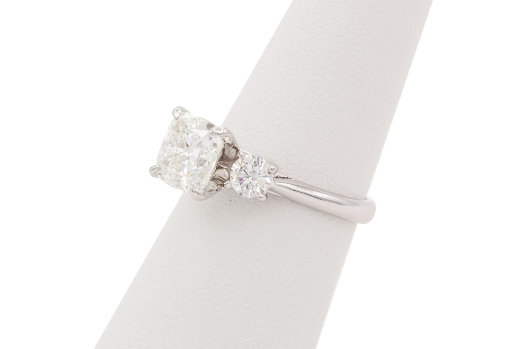 GIA-zertifizierter 14k Weißgold Diamant-Verlobungsring mit drei Steinen im Kissenschliff 2,54 ctw im Angebot 3