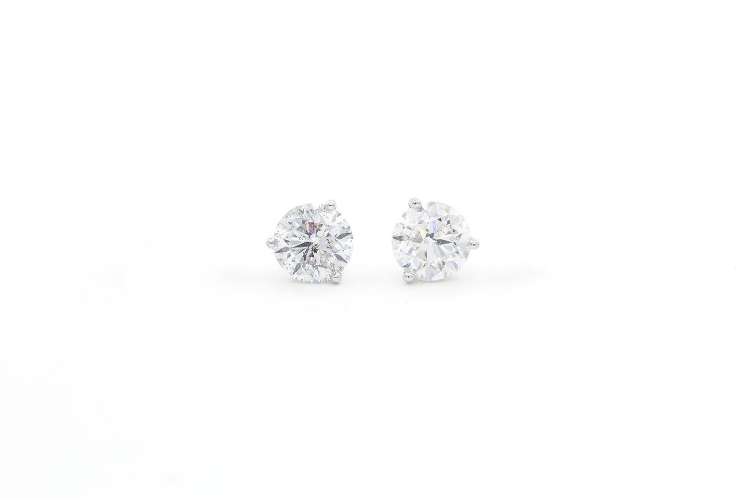 Siamo lieti di presentarti questi orecchini Martini in oro bianco 14k e diamanti naturali certificati GIA. Questi splendidi orecchini presentano due impressionanti diamanti naturali rotondi taglio brillante per un totale di 4,00 carati di peso